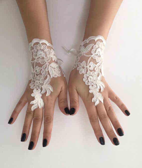 butterfly lace bridal gloves,Ivory gloves,Lace Bridal Gloves,Bridal Gloves,Wedding gloves embroidered Lace Gloves.