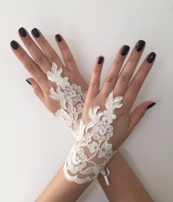 butterfly lace bridal gloves,Ivory gloves,Lace Bridal Gloves,Bridal Gloves,Wedding gloves embroidered Lace Gloves.