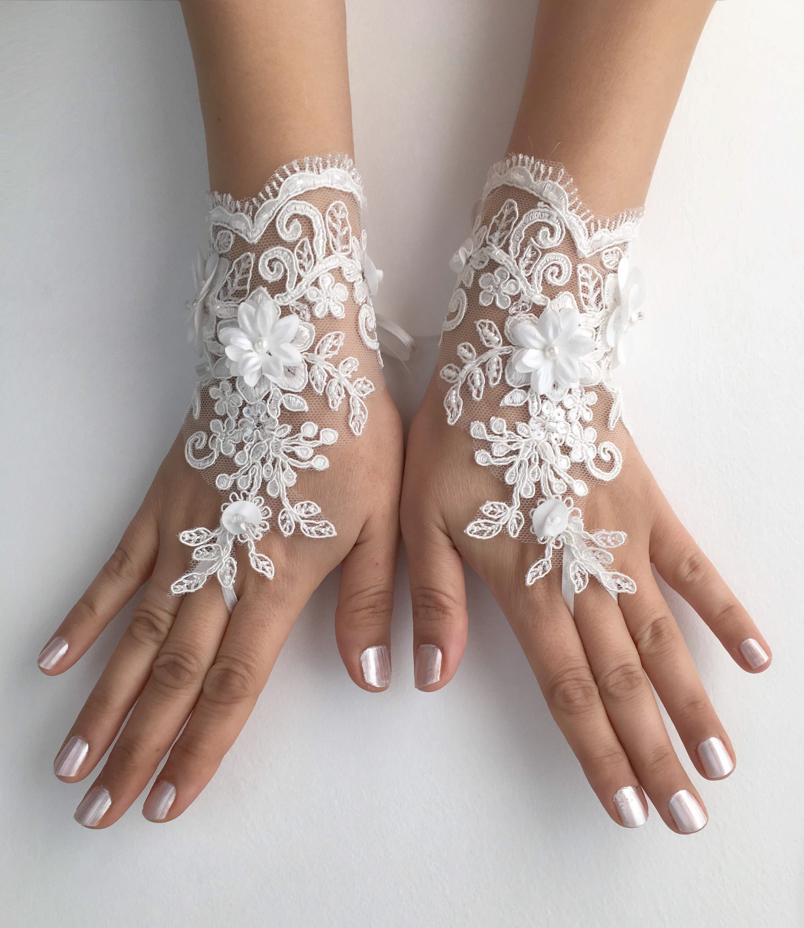 butterfly lace bridal gloves,Ivory gloves,Lace Bridal Gloves,Bridal Gloves,Wedding gloves embroidered Lace Gloves.