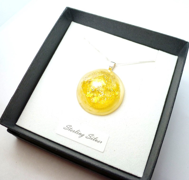 Gelber Anhänger runder Anhänger aus Harz und leuchtend gelbes | Etsy