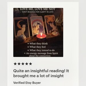 Puede incluir: Lectura de tarot con tres cartas con ilustraciones de gatos, una vela encendida y cristales. El texto dice "LOVE ME, LOVE ME NOT - TAROT READING FOR CLARITY IN LOVE" y detalles sobre la lectura.