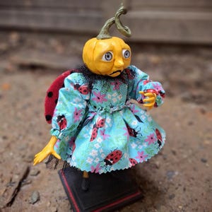 Spooky Cute Pumpkin Art Doll – Handmade Halloween Decor | Fall Folk Art Figurine | Pumpkin Head Gift for Autumn & Cute Halloween Display