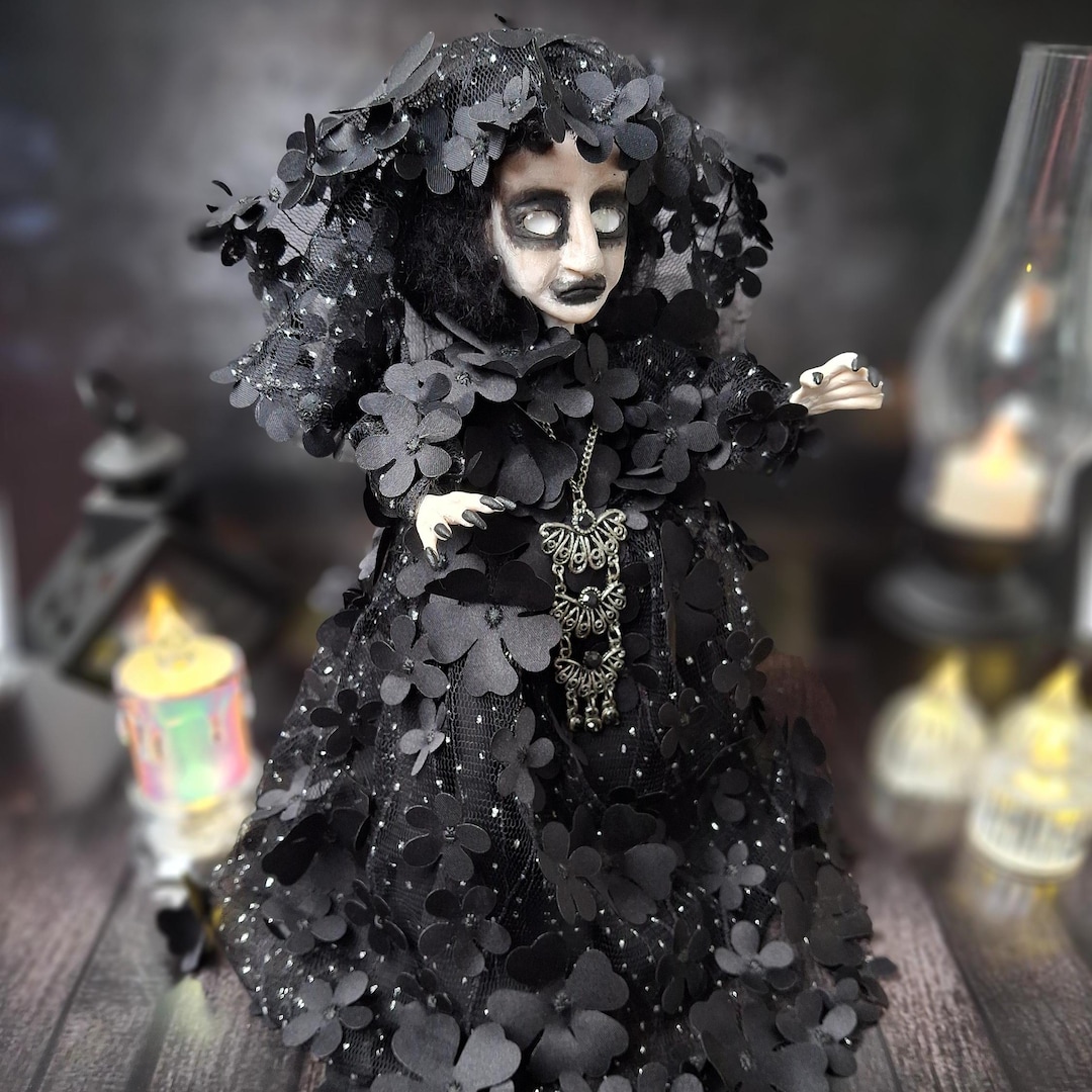 Bambola fantasma infestata: statuetta artistica paranormale