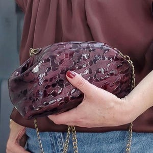 Sac en cuir gaufré effet croco bordeaux, mini sac à main élégant de jour comme de nuit, sac à main en cuir véritable brillant, sac nuageux fait main