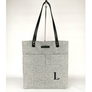 Borsa tote grigia personalizzata, borsa da trasporto quotidiana da donna, borsa tote casual, borsa per mamma pannolini, borsa a tracolla in tessuto grigio, regalo di Natale fatto a mano immagine 1