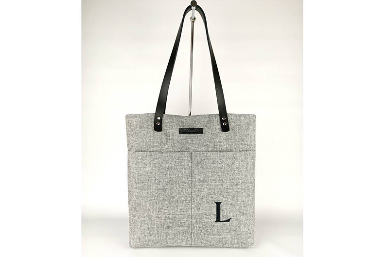 Borsa tote grigia personalizzata, borsa da trasporto quotidiana da donna, borsa tote casual, borsa per mamma pannolini, borsa a tracolla in tessuto grigio, regalo di Natale fatto a mano immagine 1