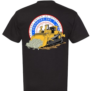 Peut inclure: T-shirt noir avec un bulldozer jaune et un tas d'argent dans la benne. Le bulldozer a un design circulaire avec le texte "National Union of Operating Engineers Organized Dec. 7, 1903".
