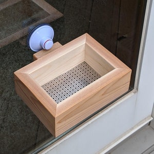 Comedero para pájaros pequeño de ventana, de madera, con suelo ventilado y ventosas resistentes, fabricado en cedro, natural, hecho a mano.