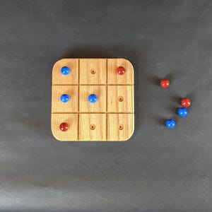 Juego de madera Tic Tac Toe con canicas autónomas, madera dura, cierres magnéticos, hecho a mano: ¡es un excelente regalo!