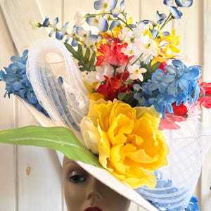 Colorful Derby Hat: Yellow, Red Blue White Flowers  display picture 3
