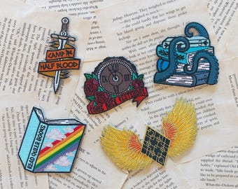 Parches bordados - Varios libros - Percy Jackson, Caraval, Libros Queer, Tentacles y Iron Widow