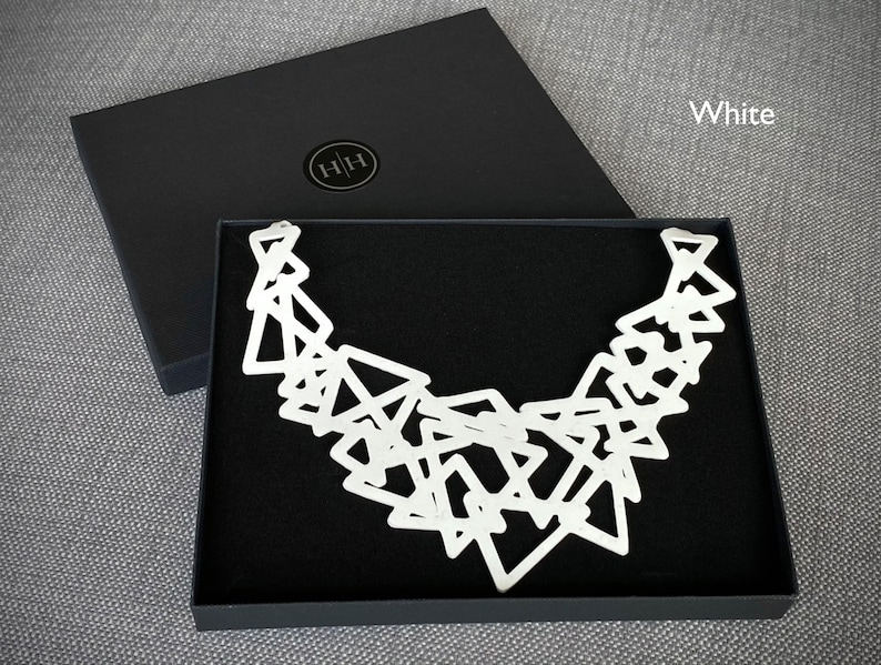 Set di collana o collana orecchini con triangoli minimalisti astratti neri o bianchi: morbida gomma siliconica, vegano e ipoallergenico immagine 4