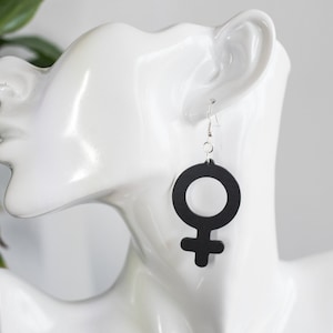 Boucles d’oreilles Blanc ou Noir Feminist Venus Symbol Soft Silicone Statement : Légères, végétaliennes et hypoallergéniques