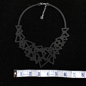 Set di collana o collana orecchini con triangoli minimalisti astratti neri o bianchi: morbida gomma siliconica, vegano e ipoallergenico immagine 9