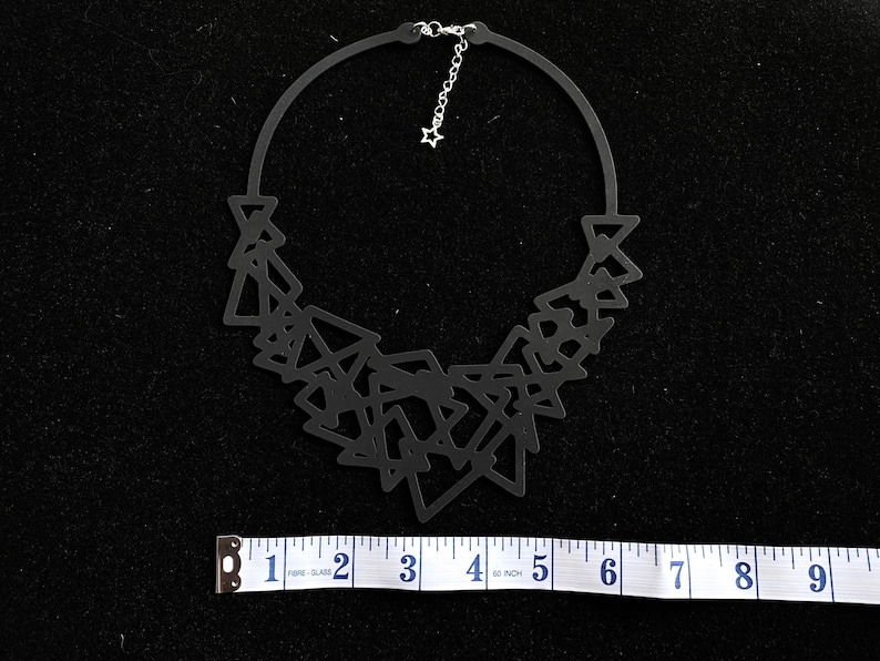 Set di collana o collana orecchini con triangoli minimalisti astratti neri o bianchi: morbida gomma siliconica, vegano e ipoallergenico immagine 9