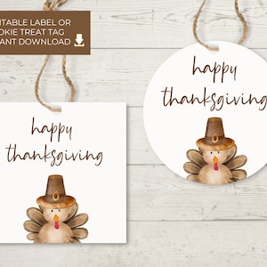Puede incluir: Etiquetas de regalo de Acción de Gracias imprimibles con un lindo pavo de dibujos animados con un sombrero de peregrino. Las etiquetas dicen "Feliz Día de Acción de Gracias".