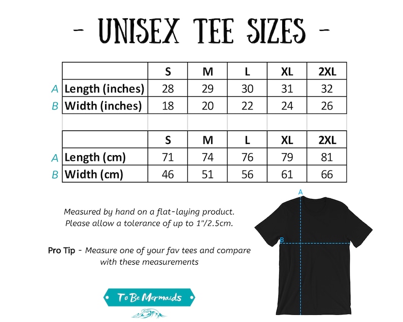 以下が含まれることがあります： ユニセックスTシャツのサイズ表が付いた黒いTシャツ。サイズ表には、Sから2XLまでのサイズのインチとセンチメートルの測定値が含まれています。「UNISEX TEE SIZES」と書かれています。「To Be Mermaids」のブランドロゴが下にあります。