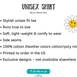 以下が含まれることがあります： 「UNISEX SHIRT」と「BELLA CANVAS 3001」の文字が入った白い背景。Tシャツの特徴を説明する箇条書きには、フィット感、生地、デザインの独占性などが含まれています。ハートの目をしたデイジーが右上隅にあります。「To Be Mermaids」のロゴが一番下にあります。