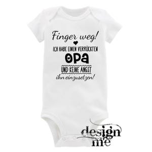 Könnte beinhalten: Weißer Baby Strampler mit schwarzem Text, der "Finger weg! Ich habe einen verrückten Opa und keine Angst ihn einzusetzen!" lautet.