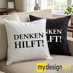 Könnte beinhalten: Zwei quadratische Kissen auf einem beigen Sofa. Eines ist weiß mit den schwarzen Worten "DENKEN HILFT!". Das andere ist schwarz mit den weißen Worten "NKEN LFT!". Die Kissen sind aus weichem Stoff und dekorativ.