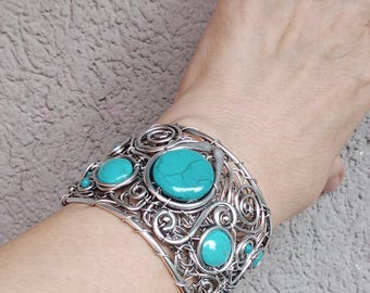 Bracelet manchette turquoise, bijou artisanal en fil d'aluminium, style bohème, pièce unique. Manchette en fil d'aluminium.