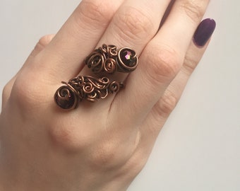 Handgemaakte donkerlila koperen ring: verstelbare, met draad omwikkelde edelsteen. Unieke statement-sieraden. Natuurlijk koper ondersteunt het welzijn.
