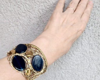 Draadomwikkelde agaatarmband: asymmetrische gouden boho-manchet. Verfijnde handgemaakte statement-sieraden. Chique cadeau voor haar.
