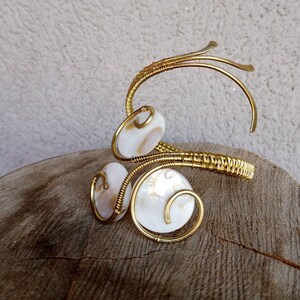 Parelmoer messing armband, handgemaakt met natuurlijke schelp en artistiek asymmetrisch draadontwerp in elegante golvende en ronde lijnen. Cadeau! afbeelding 15