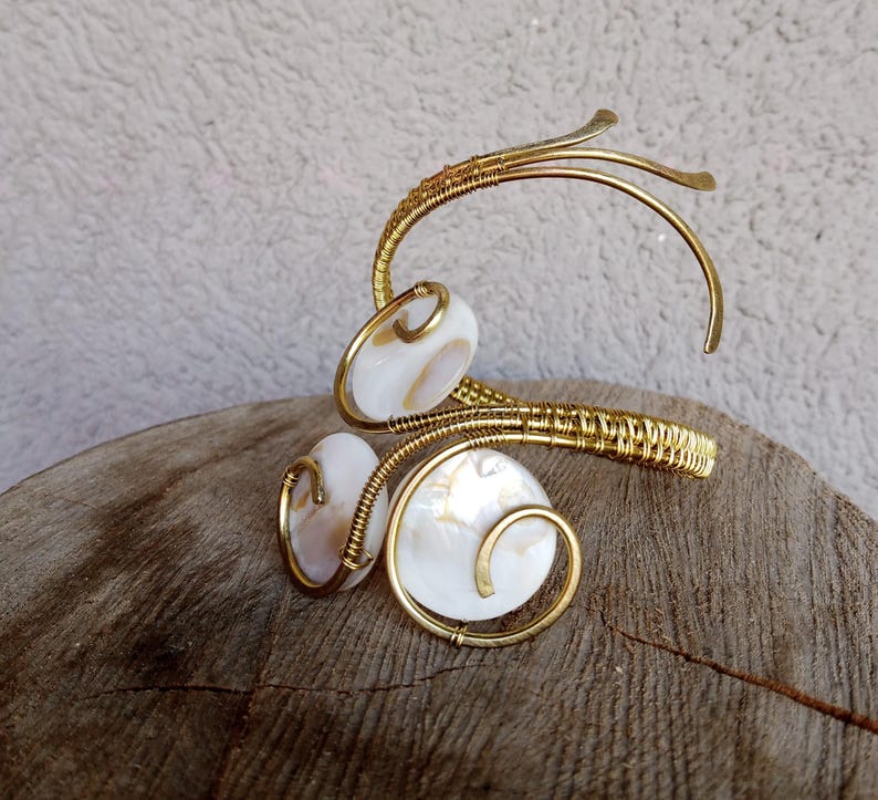 Parelmoer messing armband, handgemaakt met natuurlijke schelp en artistiek asymmetrisch draadontwerp in elegante golvende en ronde lijnen. Cadeau! afbeelding 15