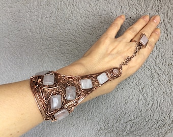 Set di bracciale e anello in rame e quarzo rosa. Gioielli boho fatti a mano, avvolti in filo metallico, con pietre naturali per amore e armonia. Un'idea regalo unica.