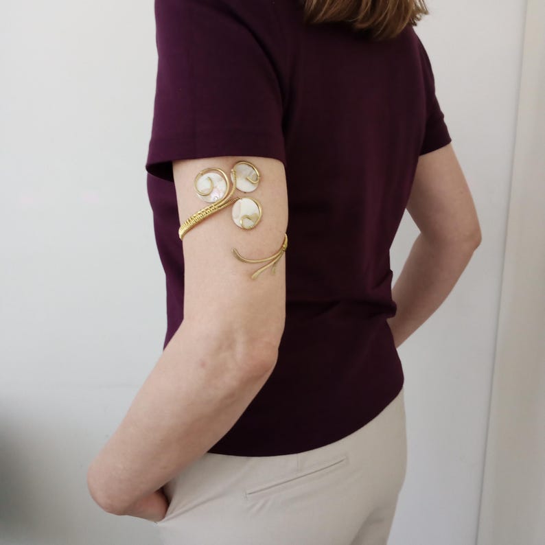 Parelmoer messing armband, handgemaakt met natuurlijke schelp en artistiek asymmetrisch draadontwerp in elegante golvende en ronde lijnen. Cadeau! afbeelding 5
