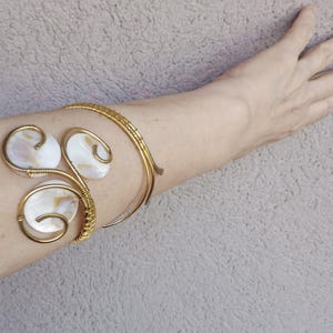 Parelmoer messing armband, handgemaakt met natuurlijke schelp en artistiek asymmetrisch draadontwerp in elegante golvende en ronde lijnen. Cadeau! afbeelding 7
