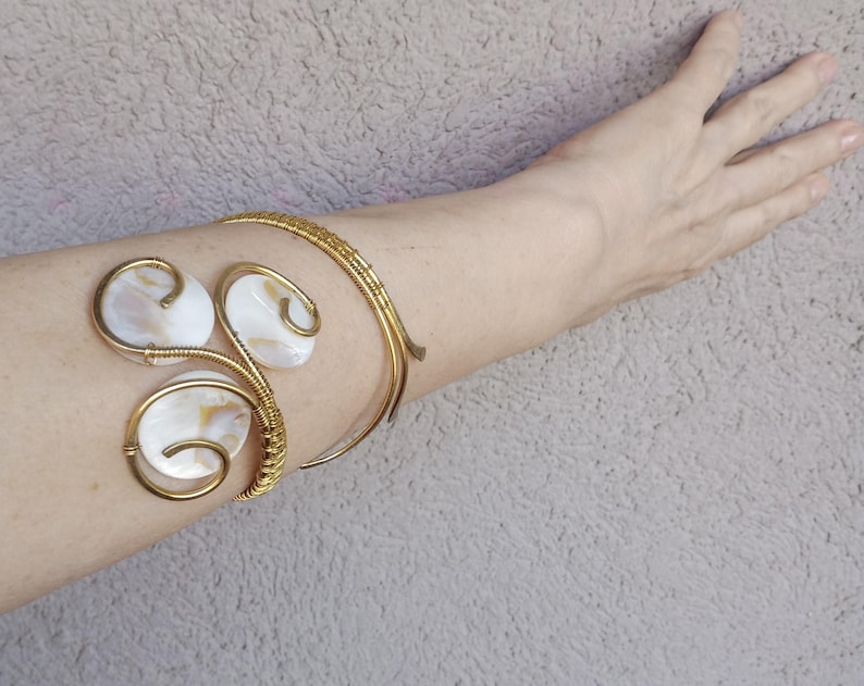Parelmoer messing armband, handgemaakt met natuurlijke schelp en artistiek asymmetrisch draadontwerp in elegante golvende en ronde lijnen. Cadeau! afbeelding 7