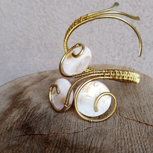 Parelmoer messing armband, handgemaakt met natuurlijke schelp en artistiek asymmetrisch draadontwerp in elegante golvende en ronde lijnen. Cadeau! afbeelding 13
