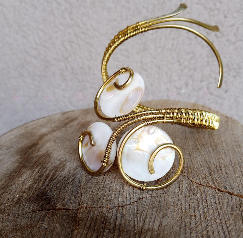 Parelmoer messing armband, handgemaakt met natuurlijke schelp en artistiek asymmetrisch draadontwerp in elegante golvende en ronde lijnen. Cadeau! afbeelding 13