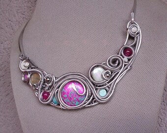 Collana vistosa realizzata a mano con filo metallico, gioielli in madreperla, ciondolo rosa-turchese, collana artigianale boho, regalo per lei.