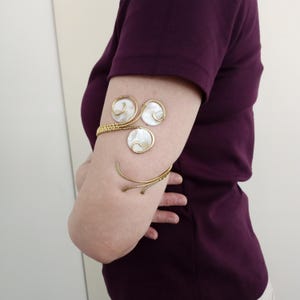 Parelmoer messing armband, handgemaakt met natuurlijke schelp en artistiek asymmetrisch draadontwerp in elegante golvende en ronde lijnen. Cadeau! afbeelding 10