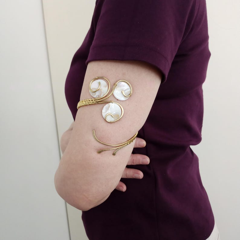Parelmoer messing armband, handgemaakt met natuurlijke schelp en artistiek asymmetrisch draadontwerp in elegante golvende en ronde lijnen. Cadeau! afbeelding 10