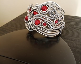 Bracciale rigido unico nel suo genere, avvolto in filo metallico, con corallo rosso, gioiello artigianale in filo di alluminio, regalo boho per lei.
