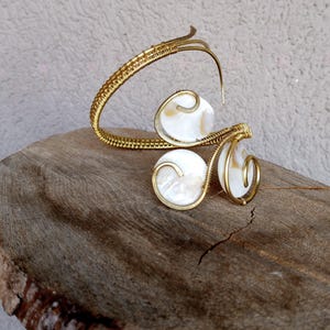 Op de afbeelding: Een set van drie keramische mokken met een gespikkelde, matte afwerking. De mokken zijn in de tinten cr&egrave;me, lichtgrijs en donkergrijs. Elke mok heeft een eenvoudig, minimalistisch ontwerp en een afgeronde handgreep. Voor koffie, thee of andere dranken.