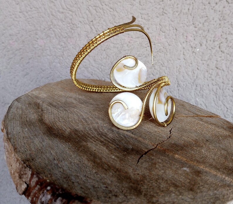 Op de afbeelding: Een set van drie keramische mokken met een gespikkelde, matte afwerking. De mokken zijn in de tinten cr&egrave;me, lichtgrijs en donkergrijs. Elke mok heeft een eenvoudig, minimalistisch ontwerp en een afgeronde handgreep. Voor koffie, thee of andere dranken.