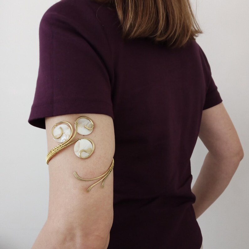 Parelmoer messing armband, handgemaakt met natuurlijke schelp en artistiek asymmetrisch draadontwerp in elegante golvende en ronde lijnen. Cadeau! afbeelding 8