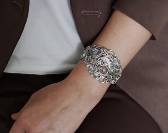 Statement Silberdraht Armband mit drei Kristallen - Moderner Spiral Armreif aus Aluminium, handgemachter verstellbarer minimalistischer Schmuck Geschenk.