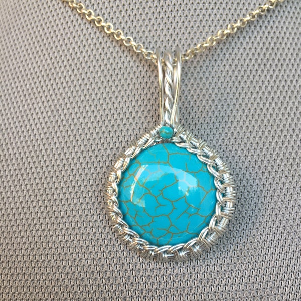 Pierre turquoise. Fil d'argent. Collier Enroulé De Fil. Collier unique. Collier de style moderne. Bijoux faits à la main uniques. Collier Unique en Aluminium