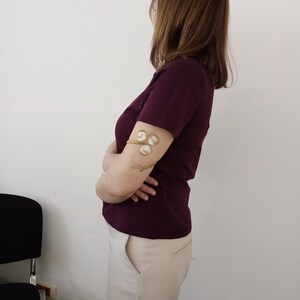 Parelmoer messing armband, handgemaakt met natuurlijke schelp en artistiek asymmetrisch draadontwerp in elegante golvende en ronde lijnen. Cadeau! afbeelding 3