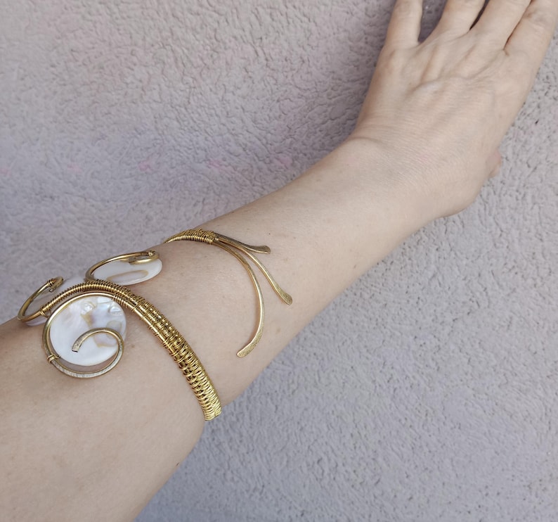 Parelmoer messing armband, handgemaakt met natuurlijke schelp en artistiek asymmetrisch draadontwerp in elegante golvende en ronde lijnen. Cadeau! afbeelding 9