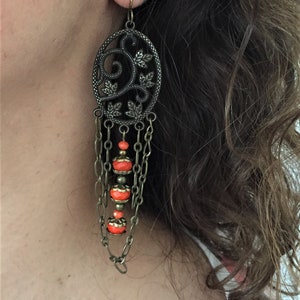 Pendientes grandes con cuentas naranjas. Joyería de latón con alambre. Pendientes bohemios modernos. Pendientes de latón. Diseño moderno. Un regalo para ella.