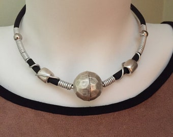 Alpaka Silber Statement Kette: Schwarzer Schlauch Wire Wrapped Design. Luxuriöse Moderne Wire Wrapped Halskette. Perfektes Geschenk für Sie.