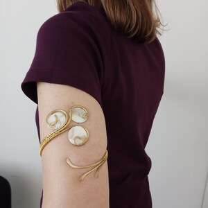 Parelmoer messing armband, handgemaakt met natuurlijke schelp en artistiek asymmetrisch draadontwerp in elegante golvende en ronde lijnen. Cadeau! afbeelding 2