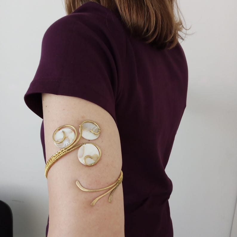 Parelmoer messing armband, handgemaakt met natuurlijke schelp en artistiek asymmetrisch draadontwerp in elegante golvende en ronde lijnen. Cadeau! afbeelding 2